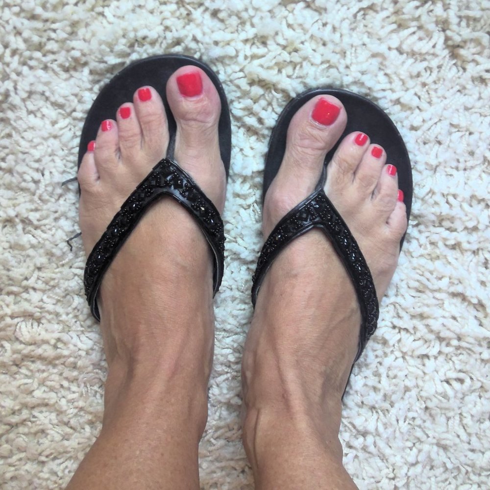 Kenneth Cole Reaction black flip flops with black beading